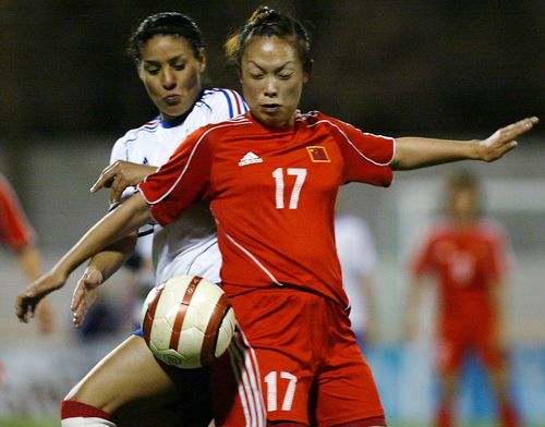 图文-阿杯次轮中国女足0-1法国潘丽娜被对手纠缠